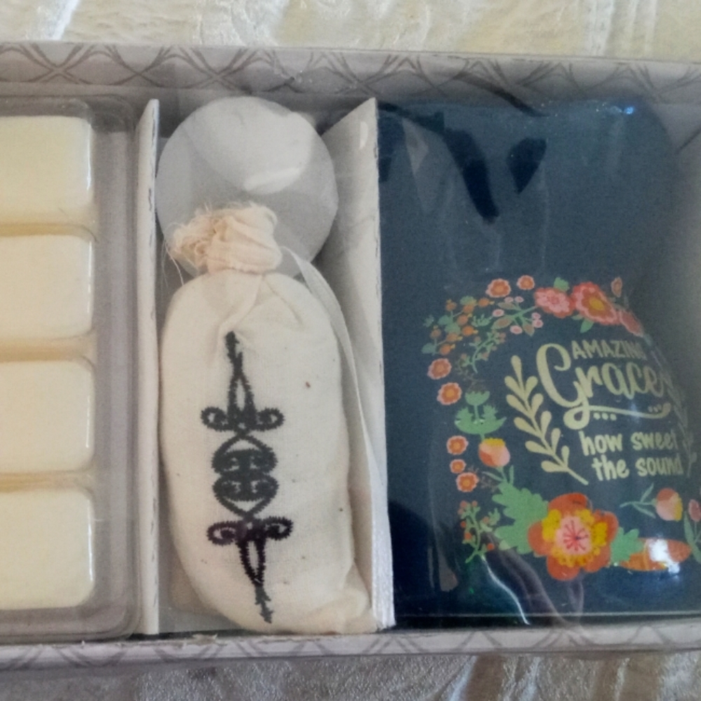 New Vanilla Ceramic Wax Melt and Sachet Gift Set, 11 pc.